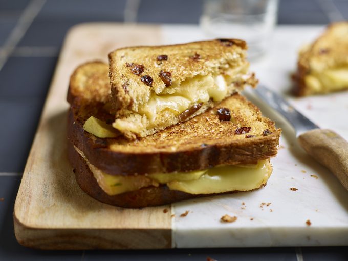 Croque van rozijnenbrood met Herve en appels