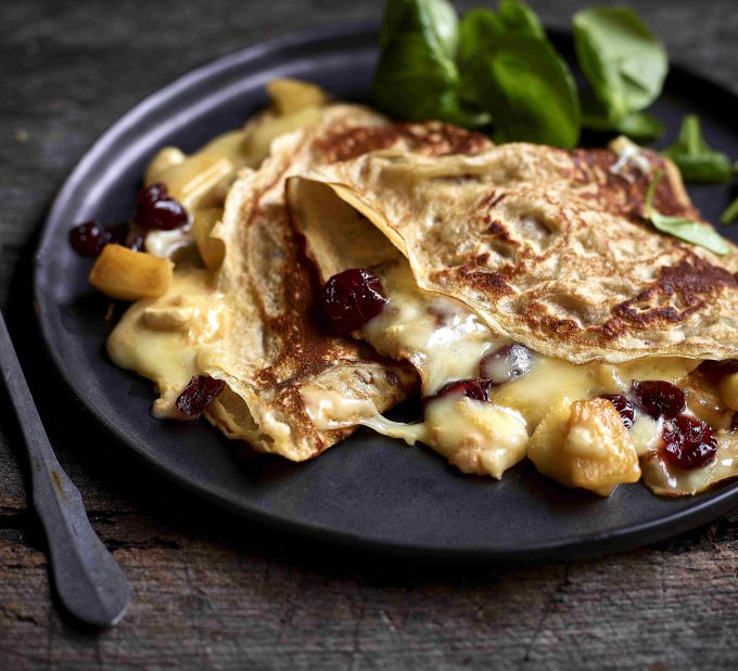 Crêpes au Herve, pommes, noisettes et cranberries