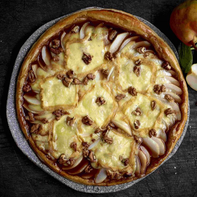 Tarte fine au Herve, poires et sirop de Liège