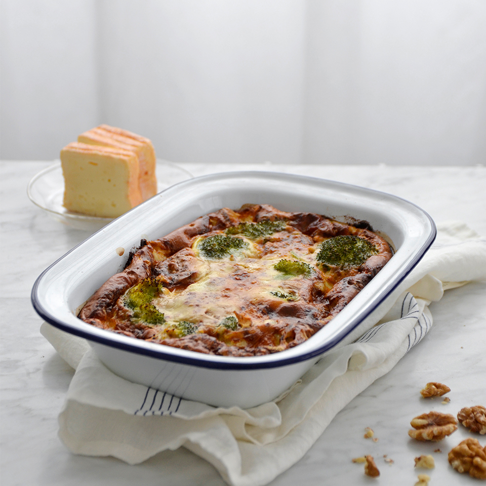 Clafoutis au fromage de Herve, légumes verts et noix