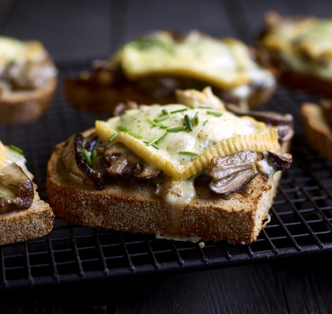 Krokante toast met Herve en paddenstoelen