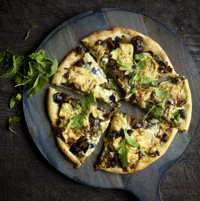 Pizza met Herve en gekaramelliseerde aubergines