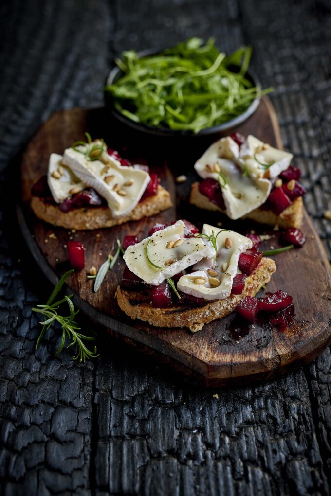 Toast met Val-Dieu Chèvre des Moines en bieten