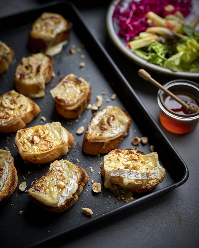 Toasts de Chèvre des Moines grillés au miel et sa salade